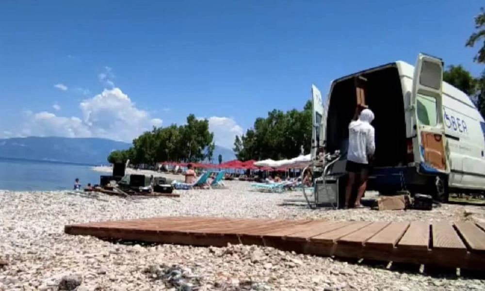Αίγιο: Ντροπή - Έβγαλαν ράμπα αναπήρων από παραλία για να βάλουν ξαπλώστρες